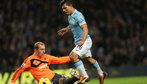 Sergio Agüero schießt derzeit Tore am Fließband. Hier ist Gerhard Tremmel ohne Chance