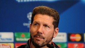 Diego Simeone von Atletico Madrid war während des Spiels gegen den FC Malaga einen Ball auf das Feld