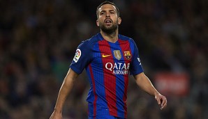 Jordi Alba stellt sich vor seinen Trainer