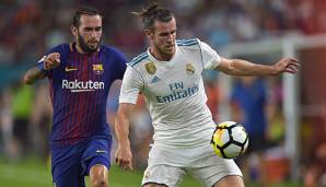 Arda Turan im Zweikampf mit Gareth Bale