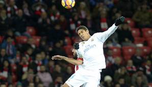 Raphael Varane geht zum Kopfball im Spiel gegen Bilbao