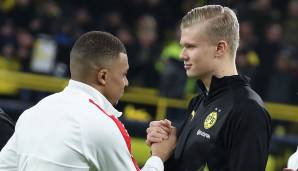 Kylian Mbappe und Erling Haaland klatschen sich vor einem Spiel in der Champions League ab.