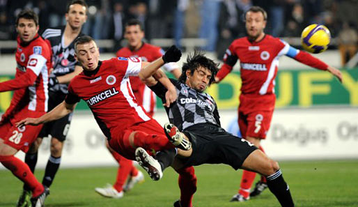 Viel Kampf im Inönü! Besiktas-Verteidiger Ibrahim Toraman (r.) gegen Genclers Aykut