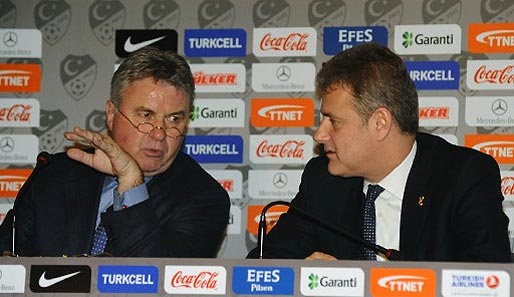 Guus Hiddink (l.) und Mahmut Özgener bei der Vorstellung im "Four Seasons" in Istanbul