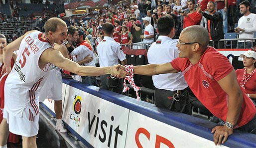 Sinan Güler meets Alex: Der Fener-Kapitän feuerte die türkischen Basketballer an