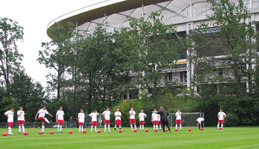 Direkt neben der Commerzbank-Arena wurden die Camp-Teilnehmer von Norbert Nachtweih trainiert