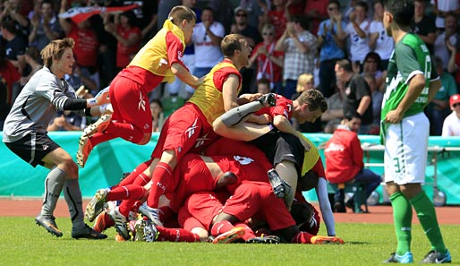 Großer Jubel nach einem spannenden Spiel: Die Kölner feiern die Deutsche Meisterschaft