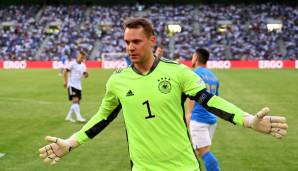 DEUTSCHLAND – MANUEL NEUER: Hatte wenig zu tun, war kurz vor dem 1:0 aber einmal entscheidend zur Stelle. Tanzte Raspadori gekonnt aus (29.) und blieb auch sonst gewohnt cool. Beim ersten Gegentor dennoch mindestens unglücklich. Note: 3,5.