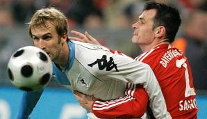 Daniel Bierofka beim DFB-Pokal-Viertelfinale im Februar 2008 im Zweikampf mit Willy Sagnol.