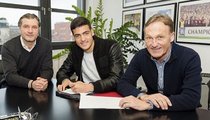 Mikel Merino, hier bei der Vertragsunterschrift, steigt kommende Woche ins BVB-Training ein