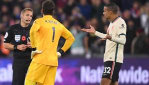 Liverpool-Keeper Alisson lenkte bei West Ham eine Ecke ins eigene Tor.