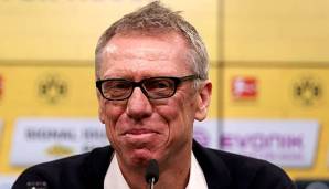 Peter Stöger spricht zu den Pressevertretern.