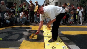 Für den Empfang in Dortmund am nächsten Morgen lassen sich die Fans nicht lumpen. Hier wird eine Straße ordnungsgemäß angepinselt