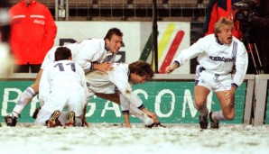 ... aber nur eine Minte später traf Mike Büskens doch - Ausgleich zum 1:1! Am Ende hieß es bei der Schneeschlacht von Brügge 1:2 aus königsblauer Sicht. Bibbern war angesagt!