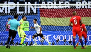 Lars Stindl: Auftritt mit Licht und auch ein wenig Schatten. Stand beim Tor goldrichtig und stabilisierte sich in Folge nach einer zittrigen Anfangsphase mit einigen Ballverlusten. Note 3