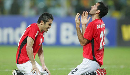 Mohamed Aboutrika (r.) bedankt sich nach jedem Tor für den Beistand von oben