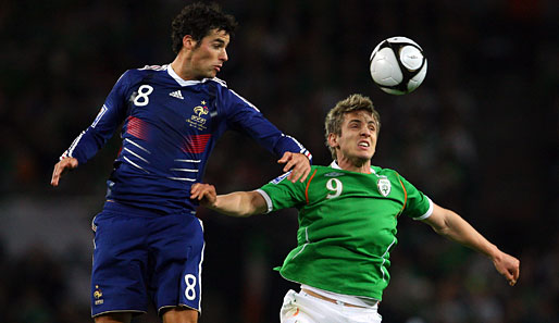 Frankreichs Yoann Gourcuff (l.) im Zweikampf mit dem Iren Kevin Doyle