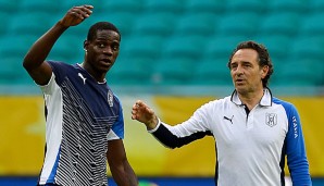 Mario Balotelli (l.) hat einen Ratschlag von seinem Nationaltrainer Cesare Prandelli erhalten