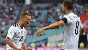 Joshua Kimmich und Torschütze Leon Goretzka bejubeln dessen Treffer zum 3:1