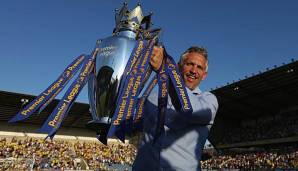 Gary Lineker mit der Trophae der Premier League in der Hand