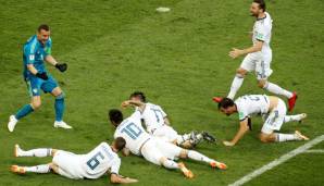 Igor Akinfeev (l.) hielt die Elfmeter von Koke und Iago Aspas - Russland steht im Viertelfinale.