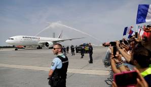 Auch der Flieger der Franzosen ist derweil in Paris gelandet...