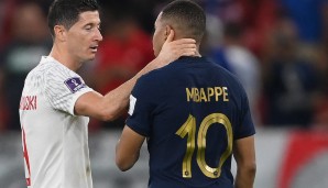 Robert Lewandowski (l.) gratuliert Kylian Mbappé nach dessen Gala gegen Polen im WM-Achtelfinale.