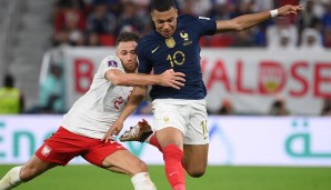 Dauerduell im Achtelfinale zwischen Frankreich und Polen: Matty Cash (l.) gegen Superstar Kylian Mbappé.