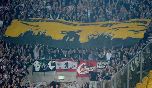 Frankfurt-Ultras zeigten ein "Bomben auf Dynamo"-Plakat im Spiel gegen Dynamo Dresden