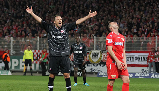 Wenn Alex Meier (l.) Tore feiert, jubelt ein Teil des Bundestags jetzt ganz offiziell mit