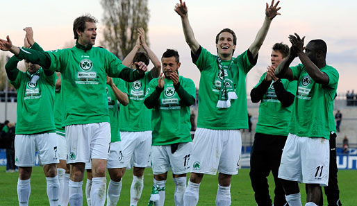 Spieler der SpVgg Greuther Fürth feiern den Aufstieg ins deutsche Oberhaus