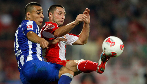 Unions Marc Pfertzel (r.) ist vor Herthas Änis Ben-Hatira am Ball