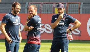 Sebastian Dreier (M.) im Mainz-Training unter Leitung von Chefcoach Sandro Schwarz (r.).