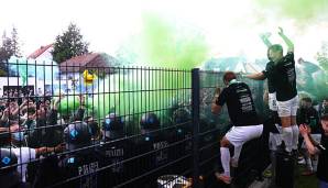 Greuther Fürth feierte nach dem Abpfiff mit den Fans.