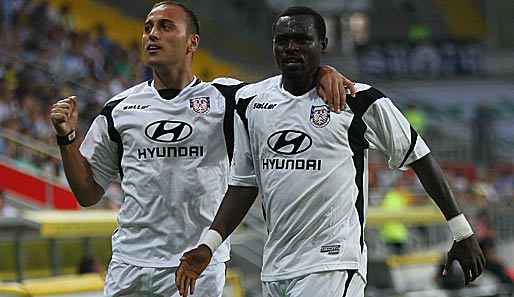 Frankfurts Matchwinner in Aachen: Zafer Yelen (l.) und Dreifach-Torschütze Macauley Chrisantus