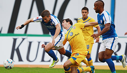 Nicht hochklassig, aber hart umkämpft: Die Partie Hansa Rostock gegen Eintracht Braunschweig