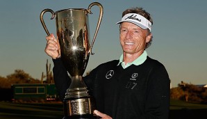 Bernhard Langer hält zum dritten Mal den Charles Schwab Cup in den Händen