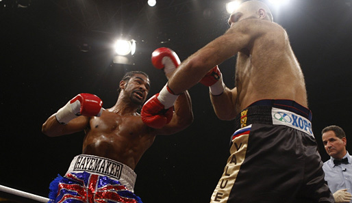 Der Hayemaker in Aktion: David Haye (l.) setzt die besseren Treffer als Nikolaj Walujew