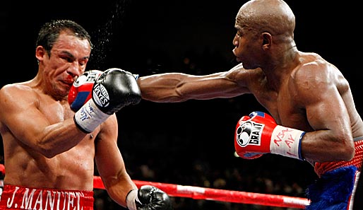 Floyd Mayweather (r.) besiegte im September Juan Manuel Marquez