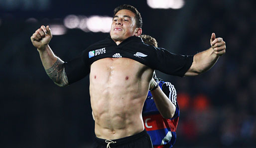 Sonny Bill Williams musste sich beim Eröffnungspiel der WM ein neues Trikot überstreifen... lassen