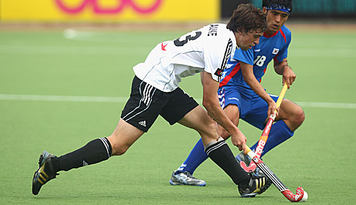 Hier kämpfen Tobias Hauke und Jin Young Kim um den Ball. Am Ende stand 3:3 gegen Südkorea