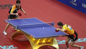 Dimitrij Ovtcharov (l.) und Timo Boll (r.) stehen sich mit ihren Vereinen im CL-Viertelfinale gegenüber