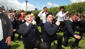 Studenten empfangen die All Blacks mit einem Haka