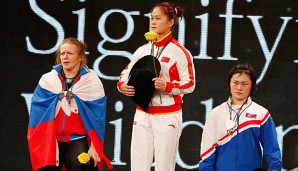 Deng Wei (m.) gewann in der Klasse bis 63kg Gold vor Tima Turijewa (l.) und Choe Hyo Sim