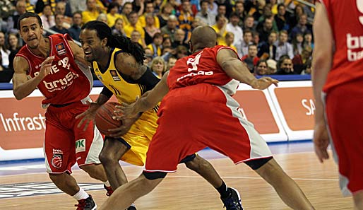 Brian Roberts (l.) und die Brose Baskets Bamberg stehen vor dem zweiten Double