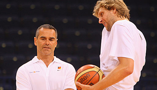 Dirk Nowitzki (r.) spielte zuletzt bei Olympia 2008 unter Nationalcoach Dirk Bauermann für Deutschland