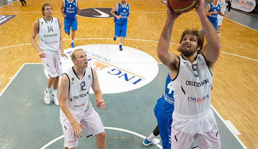 Johannes Herber (r.) ist als Shooting Guard Teil der deutschen Start-Aufstellung