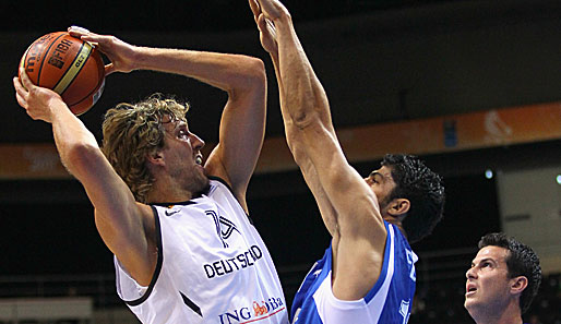 Dirk Nowitzki (l.) steuerte beim Auftaktsieg gegen Israel 25 Punkte bei