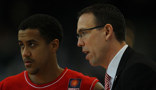 Chris Fleming (r.) bleibt bis 2014 Trainer bei den Brose Baskets aus Bamberg