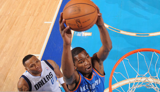 Kevin Durant (r.) ist Top-Scorer der letzten Saison in der NBA